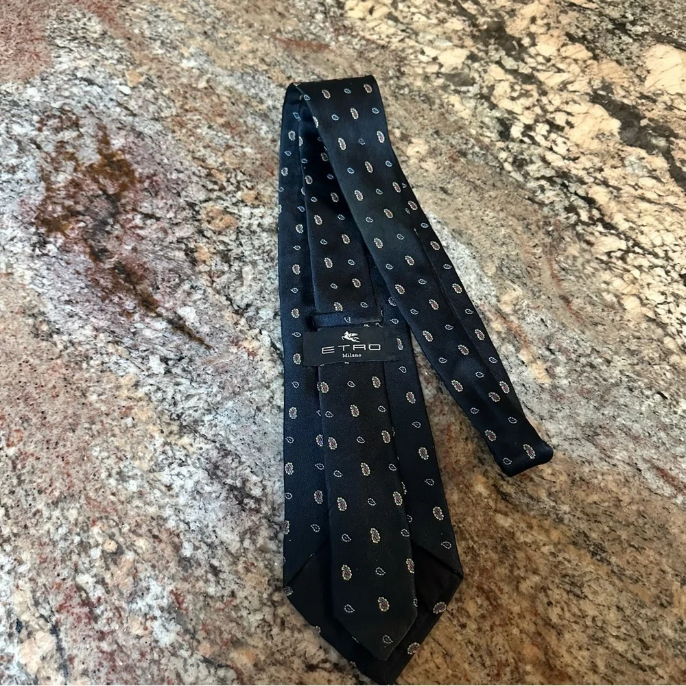 Elegant Navy Teardrop Paisley Tie